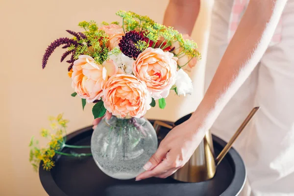 Close Fresh English Roses Lady Shallott Woman Puts Vase Bouquet — Zdjęcie stockowe