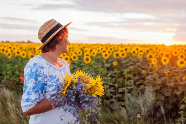 Senior Woman Holds Bouquet Yellow Sunflowers Summer Field Sunset Middle — стоковое фото