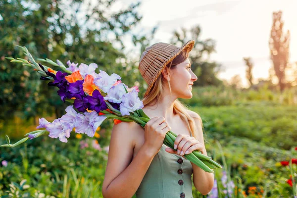 Portrait Young Woman Gardener Holding Bunch Fresh Gladiolus Summer Garden — Fotografia de Stock