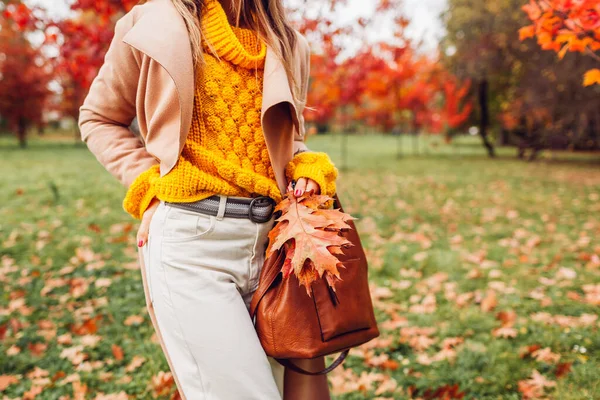 Close Stylish Woman Holding Handbag Wearing Yellow Sweater Autumn Park — Fotografia de Stock