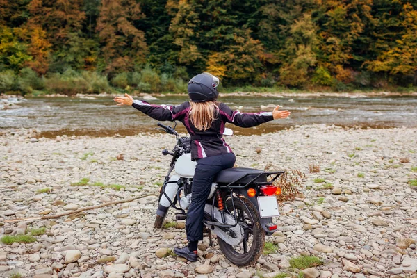 Woman Biker Travel Motorbike Fall Motorcyclist Enjoys Autumn Landscape Mountains — Fotografia de Stock