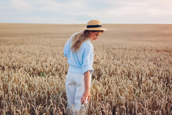 Young Woman Walking Summer Field Wearing Straw Hat Linen Shirt — Stock fotografie