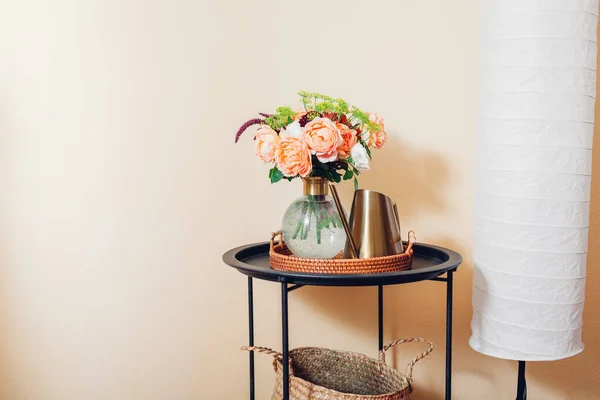 Fresh Bouquet Orange English Roses Flowers Put Vase Table Watering — Stock Photo, Image
