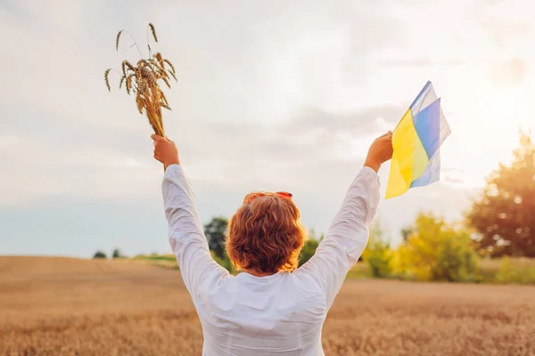 День Независимости Украины День Украинского Флага Счастливая Женщина Подняла Руки — стоковое фото