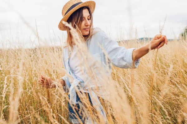 Portrait Young Woman Walking High Grasses Summer Meadow Wearing Straw — Stock fotografie