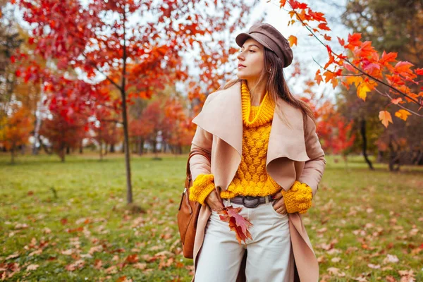 Retrato Mulher Elegante Usa Suéter Amarelo Casaco Segurando Bolsa Folhas — Fotografia de Stock