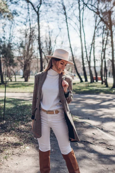 Mujer Hermosa Delgada Con Blazer Elegante Sombrero Botas Con Monedero — Foto de Stock