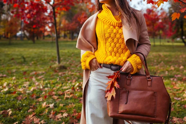 Close Mulher Elegante Segurando Bolsa Vestindo Suéter Amarelo Parque Outono — Fotografia de Stock