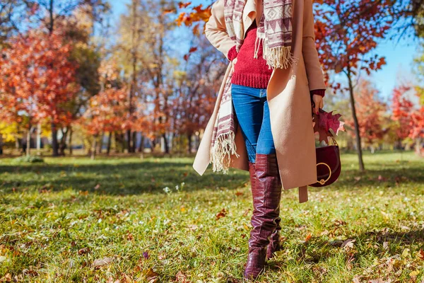 Mujer Moda Con Ropa Elegante Botas Cuero Con Monedero Caminando —  Fotos de Stock