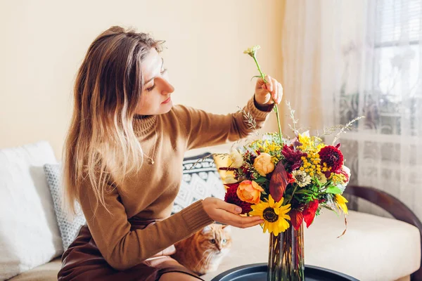 Układanie Kwiatów Kobieta Robi Jesienny Bukiet Słoneczników Dahlias Róż Cynków — Zdjęcie stockowe