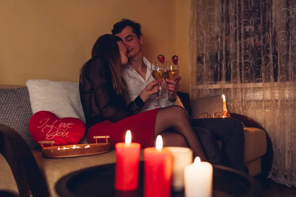 Jonge Valentijnsdag Paar Verliefd Klinkende Glazen Drinken Wijn Met Aardbeien — Stockfoto