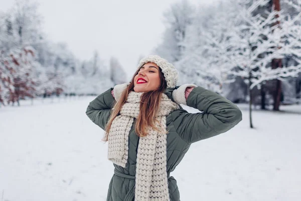 Porträtt Glad Ung Kvinna Promenader Snöig Vinter Park Bär Varma — Stockfoto