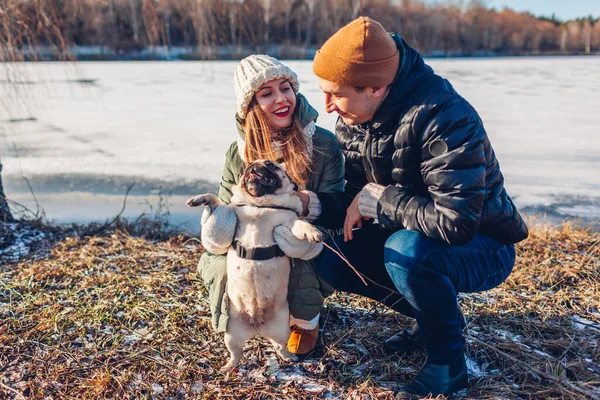 Feliz Joven Pareja Paseando Perrito Parque Invierno Nevado Gente Relaja — Foto de Stock