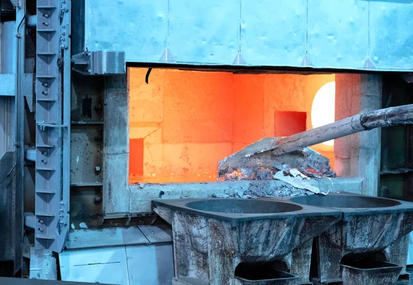 Skimming Melted Aluminum Removing Dross Casting Aluminum Foundry Works Showing — Stock Photo, Image