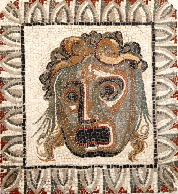 Yüzü olan küçük polikrom mermer parçalarından oluşan Roma mozaiği