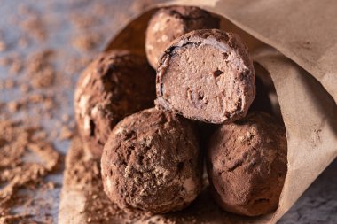 Çuvalda çikolatalı trüf mantarı, kakao serpiştirilmiş.