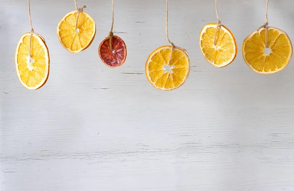 Sušené Pomerančové Plátky Visí Šňůrkách Bílém Dřevěném Pozadí Pozadí Nového Stock Fotografie