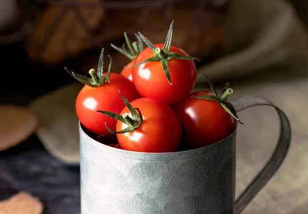 Pomodorini rossi in una tazza di ferro primo piano — Foto Stock