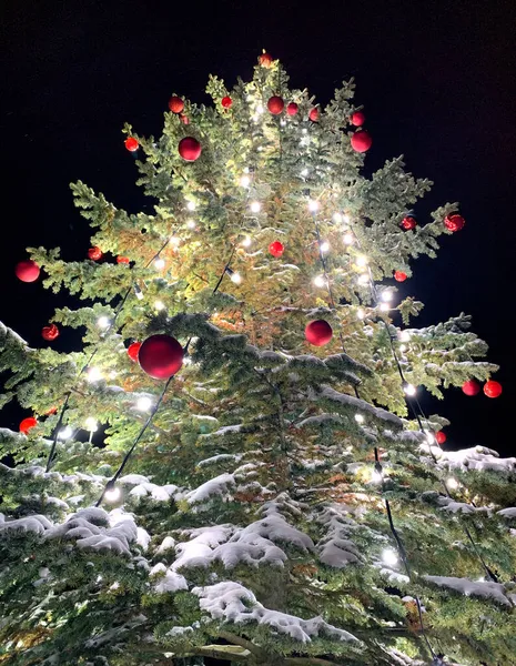 Albero di Natale decorato con palline di Natale rosse e ghirlande — Foto Stock