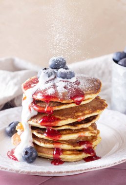 Pudra şekeri krep üzerine reçel serpilmiş.