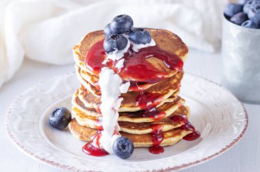 Kiraz reçelli krep, ekşi krema ve yabanmersini.