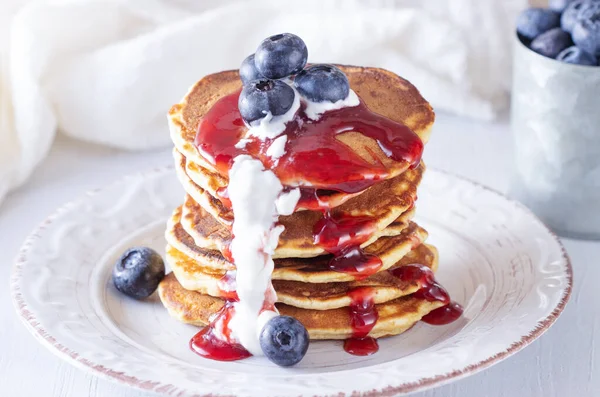 Kiraz reçelli krep, ekşi krema ve yabanmersini.