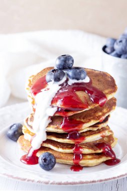 Kiraz reçelli krep, ekşi krema ve yabanmersini.