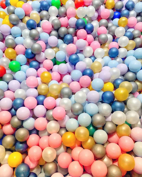 ボール、カラフルなプラスチック製のボールとゲームプール — ストック写真