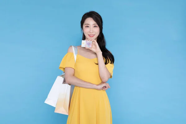ショッピングイベントのコンセプト ショッピングバッグとクレジットカードを持つ美しい韓国のアジアの女性 — ストック写真