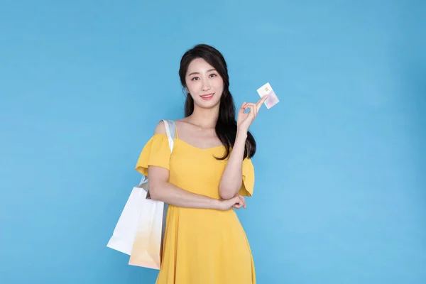 购物事件概念 漂亮的韩国亚洲女人 带着购物袋和信用卡 — 图库照片