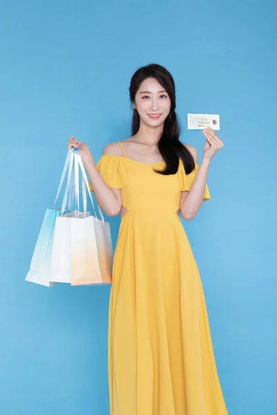 ショッピングイベントのコンセプト ショッピングバッグとクーポン付きの美しい韓国のアジアの女性 — ストック写真