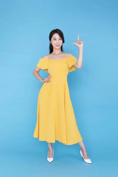 ショッピングイベントのコンセプト指を指す美しい韓国人女性 — ストック写真