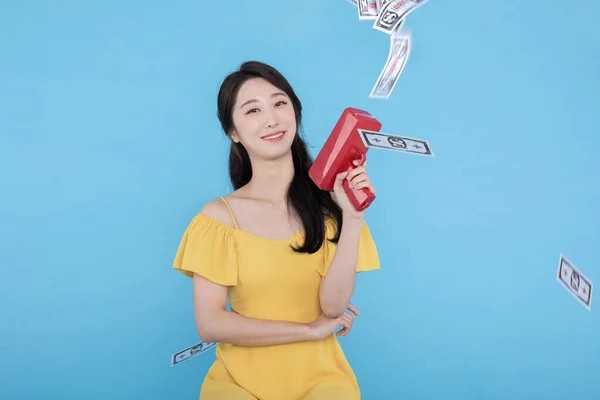Έννοια Εκδήλωση Ψώνια Όμορφη Κορεατική Ασιατική Γυναίκα Χρήματα Όπλο Κουπόνι — Φωτογραφία Αρχείου