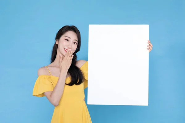 漂亮的韩国亚洲模特 带有空白的标牌 有一些文字 广告或标语的空白复制空间 — 图库照片