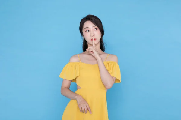 购物事件的概念 漂亮的韩国亚洲女人 一只手指在脸上 说出秘密 — 图库照片