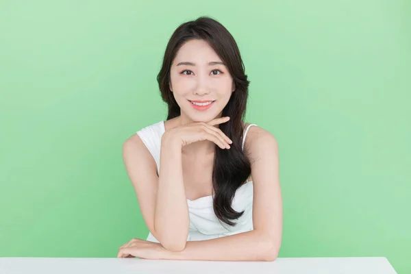Conceito Beleza Belo Sorriso Coreano Mulher Asiática Com Mão Perto — Fotografia de Stock