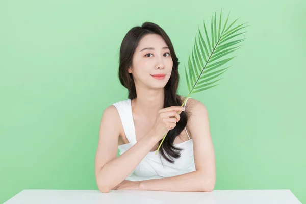 Güzellik Konsepti Yeşil Yapraklı Güzel Koreli Asyalı Kadın Nane Rengi — Stok fotoğraf