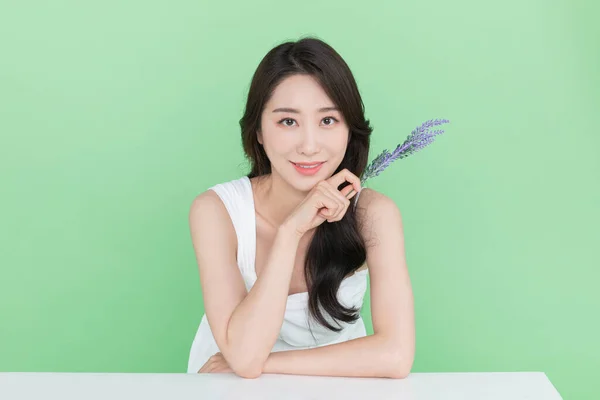 Concetto Bellezza Bella Donna Asiatica Coreana Con Fiore — Foto Stock