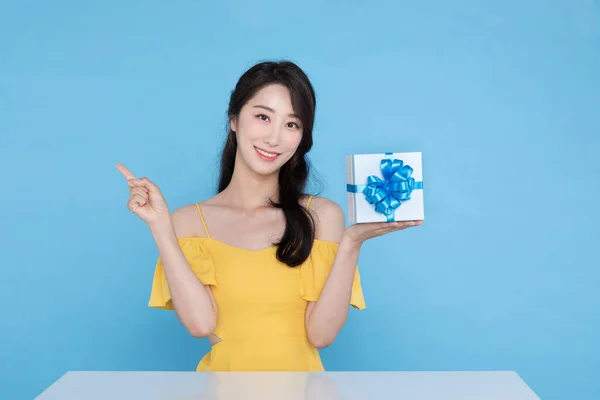 Shopping Event Concept Έκπληξη Κορεάτισσα Ασιάτισσα Κουτί Δώρου — Φωτογραφία Αρχείου