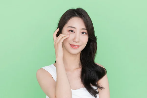 Schoonheid Concept Mooi Glimlachen Koreaans Aziatisch Vrouw Aanraken Oog — Stockfoto