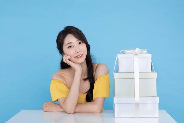 Concept Événement Shopping Belle Femme Asiatique Coréenne Montrant Boîte Cadeau — Photo