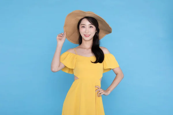 Όμορφη Κορεάτισσα Ασιάτισσα Καλοκαιρινό Φόρεμα Φορώντας Υφαντό Καπέλο — Φωτογραφία Αρχείου
