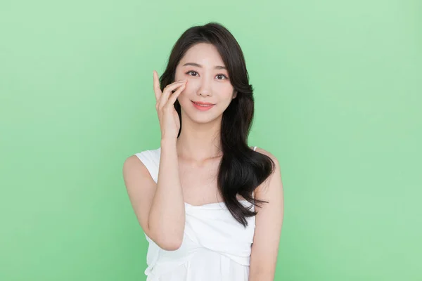 Schönheitskonzept Schöne Lächelnde Koreanerin Die Augen Berührt — Stockfoto