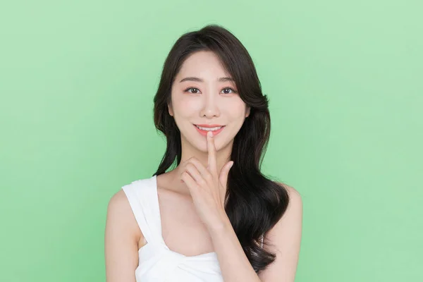 Güzellik Konsepti Güzel Koreli Kadın Dudaklarını Ağzını Işaret Ediyor — Stok fotoğraf