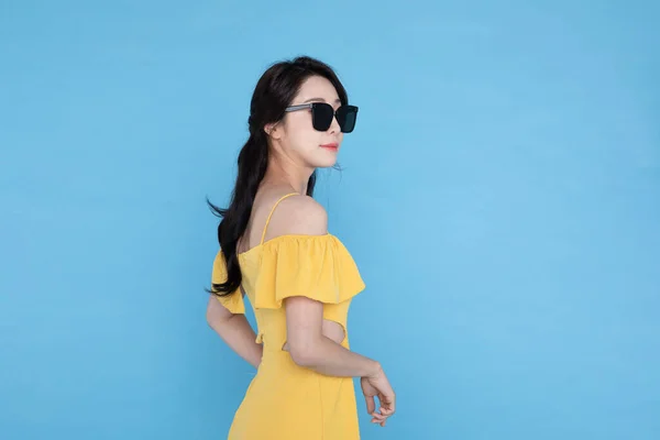 身穿夏装 头戴墨镜的漂亮韩国亚洲女人 — 图库照片