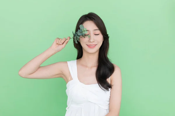 Ομορφιά Έννοια Όμορφη Κορεατική Ασιατική Γυναίκα Πράσινο Φύλλο — Φωτογραφία Αρχείου
