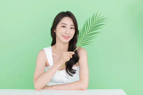 Güzellik Konsepti Yeşil Yapraklı Güzel Koreli Asyalı Kadın Nane Rengi — Stok fotoğraf
