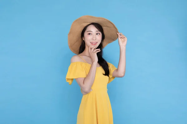 Yazlık Elbiseli Örülmüş Şapka Takan Güzel Koreli Kadın — Stok fotoğraf