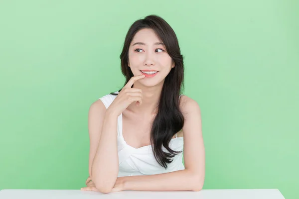 Schoonheid Concept Mooi Koreaans Aziatisch Vrouw Wijzend Mond Lippen — Stockfoto