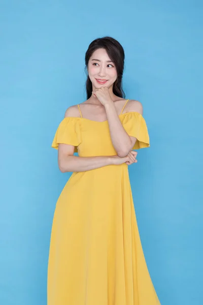 ショッピングイベントのコンセプト腕を組んで笑顔の美しい韓国人女性思考モード — ストック写真
